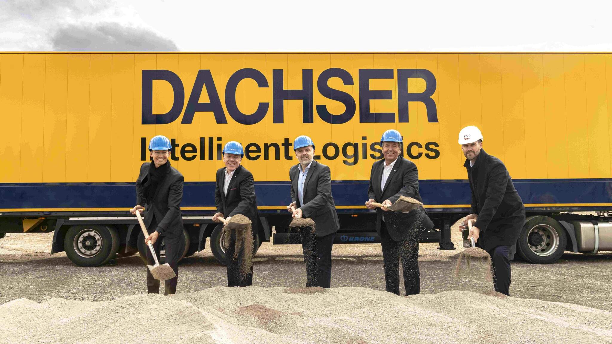 Van links naar rechts: Sascha Dorday (agentschap voor economische ontwikkeling van het district Unna), Jürgen Sobkowiak ( General Manager DACHSER Dortmund), Dirk Wigant (burgemeester van de stad Unna), Andreas Fritsch (Managing Director European Logistics Germany bij DACHSER), Jens Schulte (Managing Director LIST Bau Nordhorn).