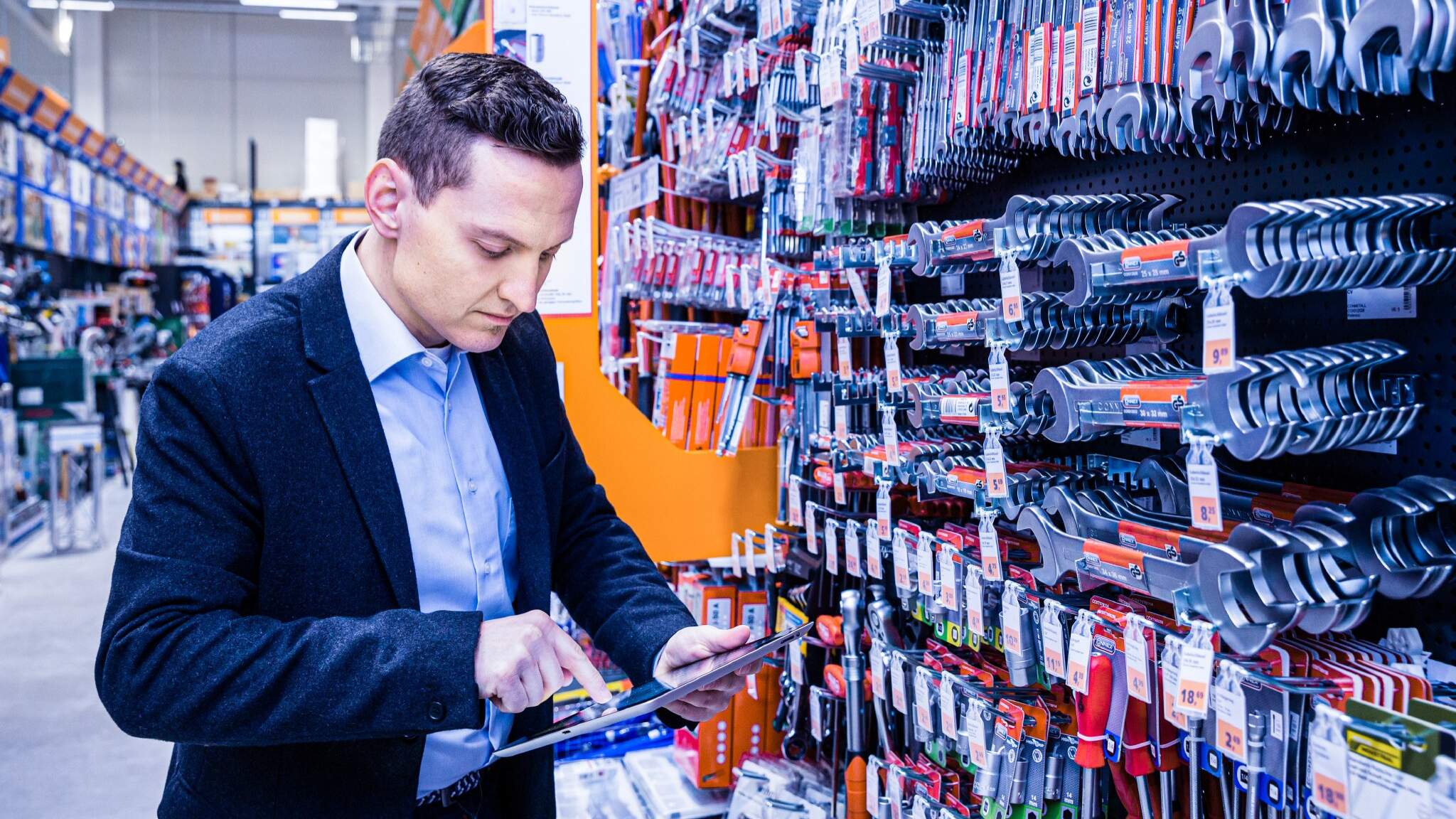 Dankzij de directe samenwerking met merchandisingpartners hoeven medewerkers van bouwmarkten niet zelf de schappen te beheren.